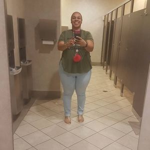 Meet your Posher, Lora